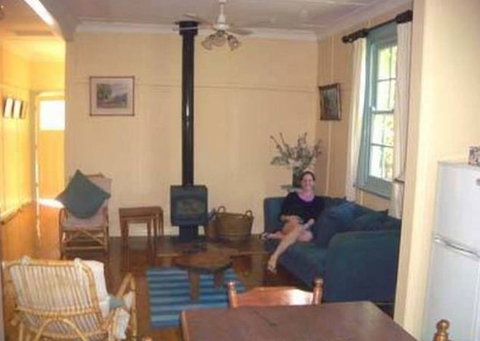 Honeysuckle Cottage Jingellic - Tourism Search 3