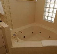 McNevins Warwick Motel and Gunyah Restaurant - Tourism Search