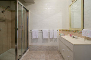 A Camelot Tower & Penthouse - Tourism Search 29