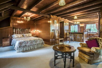 A Camelot Tower & Penthouse - Tourism Search 36