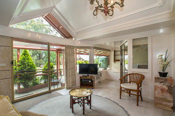 A Camelot Tower & Penthouse - Tourism Search 44