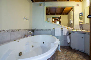 A Camelot Tower & Penthouse - Tourism Search 50
