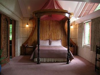 A Camelot Tower & Penthouse - Tourism Search 6