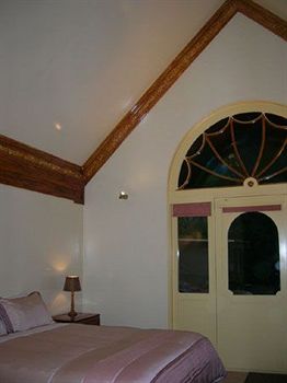 A Camelot Tower & Penthouse - Tourism Search 8