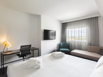 Best Western Plus Lake Kawana Hotel - Tourism Search 41