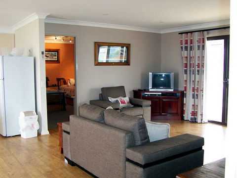 Elm Cottage - Tumut - Tourism Search 1