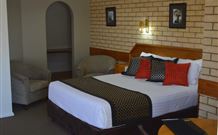 Hilltops Retreat Motor Inn - Young - Tourism Search 1