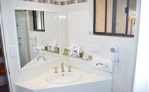 Hilltops Retreat Motor Inn - Young - Tourism Search 0