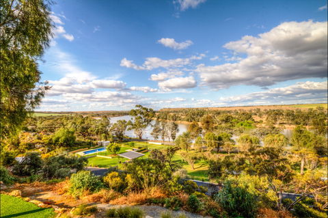 Aruma Executive Holiday Home - Tourism Search 1