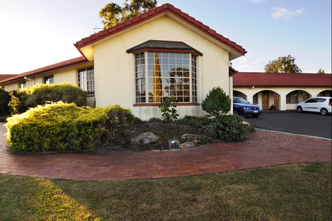 McNevins Warwick Motel And Gunyah Restaurant - Tourism Search 0