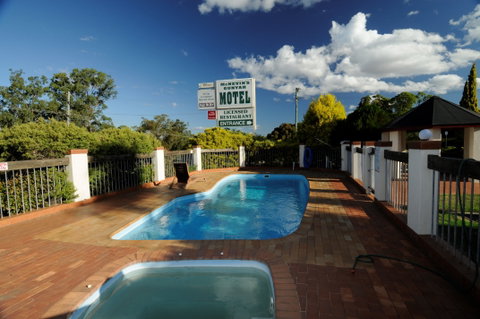 McNevins Warwick Motel And Gunyah Restaurant - Tourism Search 2