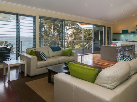 Becalmed On Sunshine Cove - Tourism Search 1