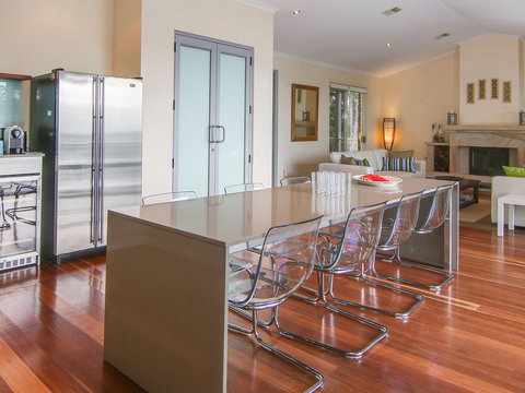 Becalmed On Sunshine Cove - Tourism Search 2