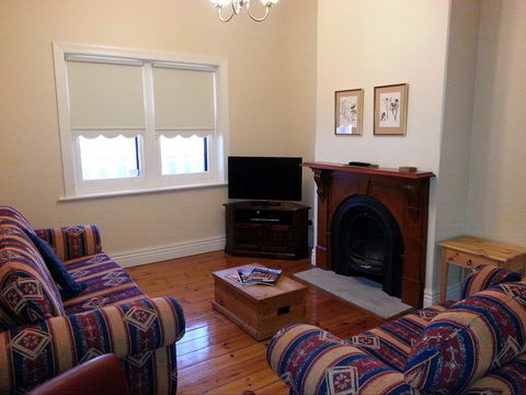 Phoenix Cottage - Tourism Search 1