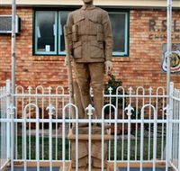 Soldier Statue Memorial Chinchilla - Tourism Search