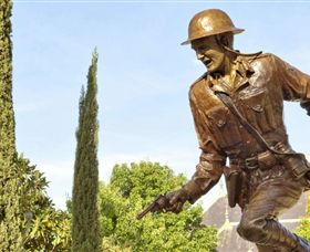 Private Robert Mactier Statue - Tourism Search 1