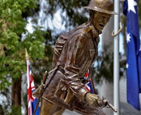Private Robert Mactier Statue - Tourism Search 2