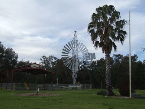 Luke Park And Jerilderie Lake - Tourism Search 1