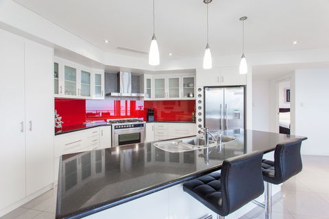 Spinnakers By Rockingham Apartments - Tourism Search 3