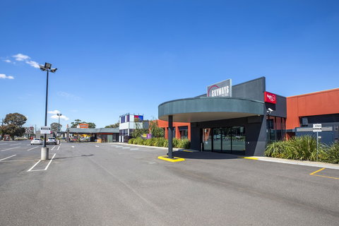 Nightcap At Skyways Hotel - Tourism Search 1