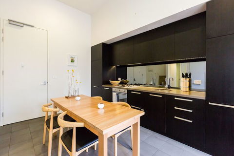 GEORGE, 1BDR North Melbourne Apartment - Tourism Search 3