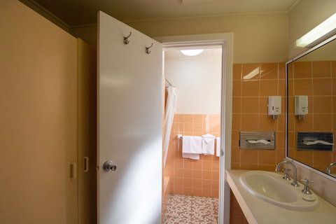 Midcity Motor Lodge - Tourism Search 6