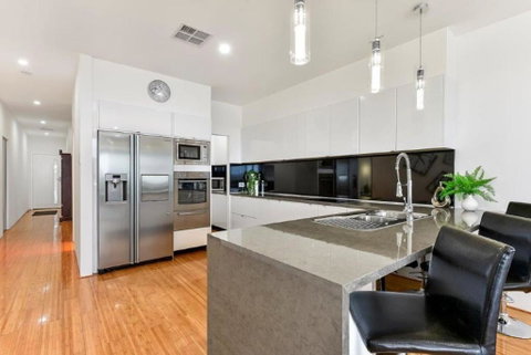 BENGALEE EXECUTIVE TOWNHOUSE MODERN & STYLISH - Tourism Search 5