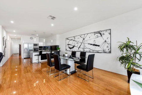 BENGALEE EXECUTIVE TOWNHOUSE MODERN & STYLISH - Tourism Search 3