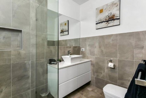 BENGALEE EXECUTIVE TOWNHOUSE MODERN & STYLISH - Tourism Search 1