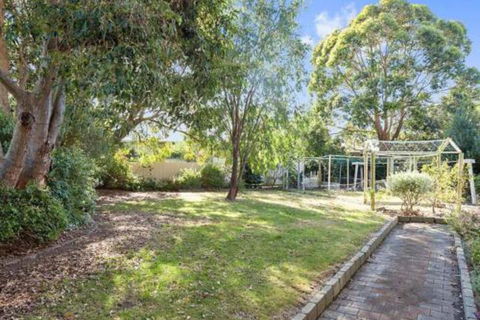 GUMS & ROSES Family Home In The Heart Of Town. - Tourism Search 0