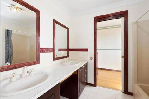 GUMS & ROSES Family Home In The Heart Of Town. - Tourism Search 3