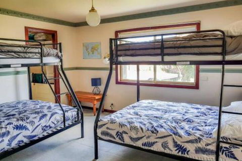 GUMS & ROSES Family Home In The Heart Of Town. - Tourism Search 1