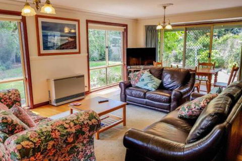GUMS & ROSES Family Home In The Heart Of Town. - Tourism Search 4