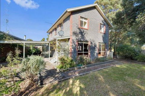 GUMS & ROSES Family Home In The Heart Of Town. - Tourism Search 6