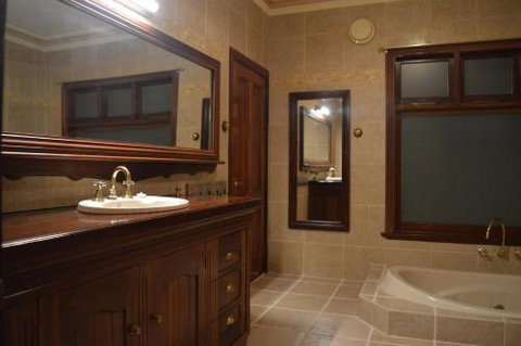 Gargoyle Lodge - Tourism Search 1