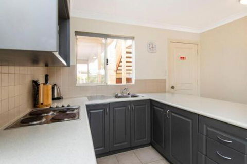 Lakeside Holiday Apartments - Tourism Search 7