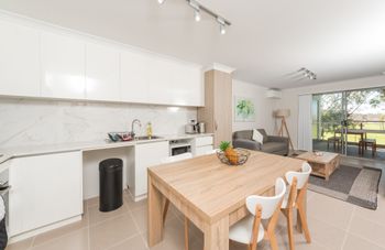 Lakeview Apartment Suite 16 - Tourism Search 6