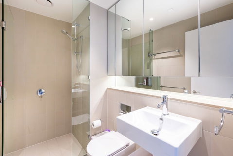 Sabrina, 2BDR Docklands Apartment - Tourism Search 5