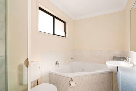 Econo Lodge Waterford - Tourism Search 1