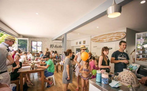Manhattan Restaurant - Tourism Search 11
