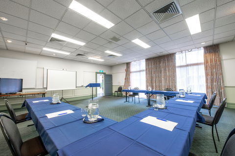 Twin Towers Inn - Tourism Search 12