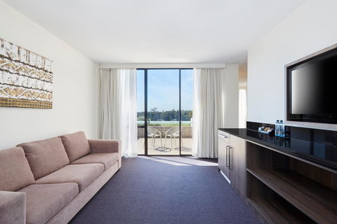 Holiday Inn Warwick Farm - Tourism Search 11