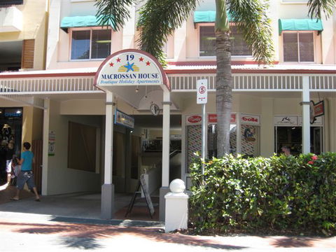 Macrossan House Boutique Holidays Apts - Tourism Search 1