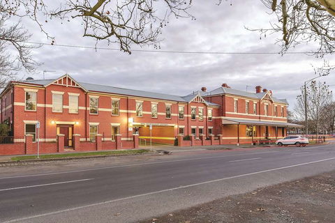 Lake Inn Ballarat - Tourism Search 1
