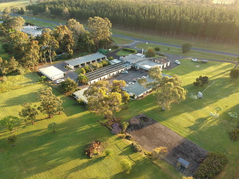 William Macintosh Motor Lodge - Tourism Search 0