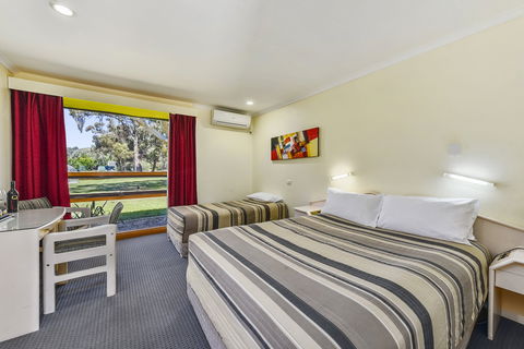 William Macintosh Motor Lodge - Tourism Search 3