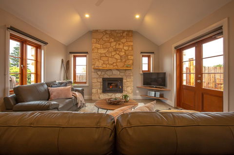 Lucy's Cottage - Tourism Search 0