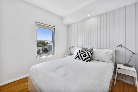 Aloha Waterfront Properties - Tourism Search 19