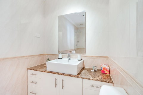 York Apartments On Grenfell - Tourism Search 13