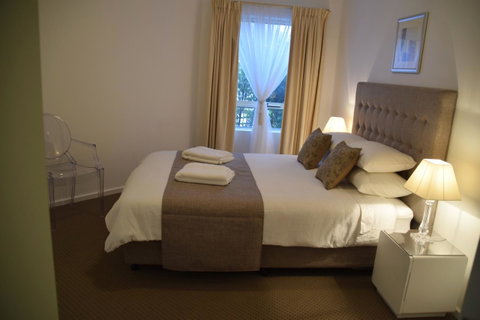 Spacious 4 BR And 2 Bathrooms City Apartment - Tourism Search 17